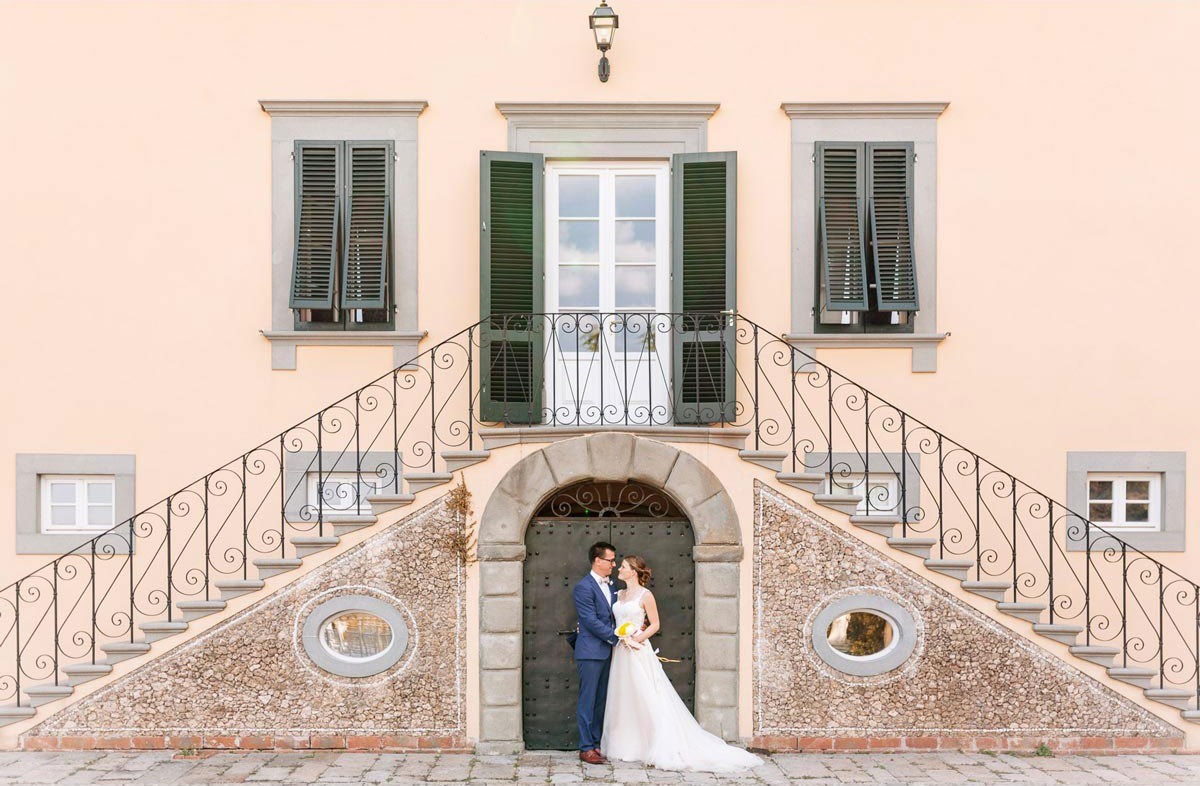 Al Fresco wedding with a symbolic ceremony in a beautiful villa in Lucca