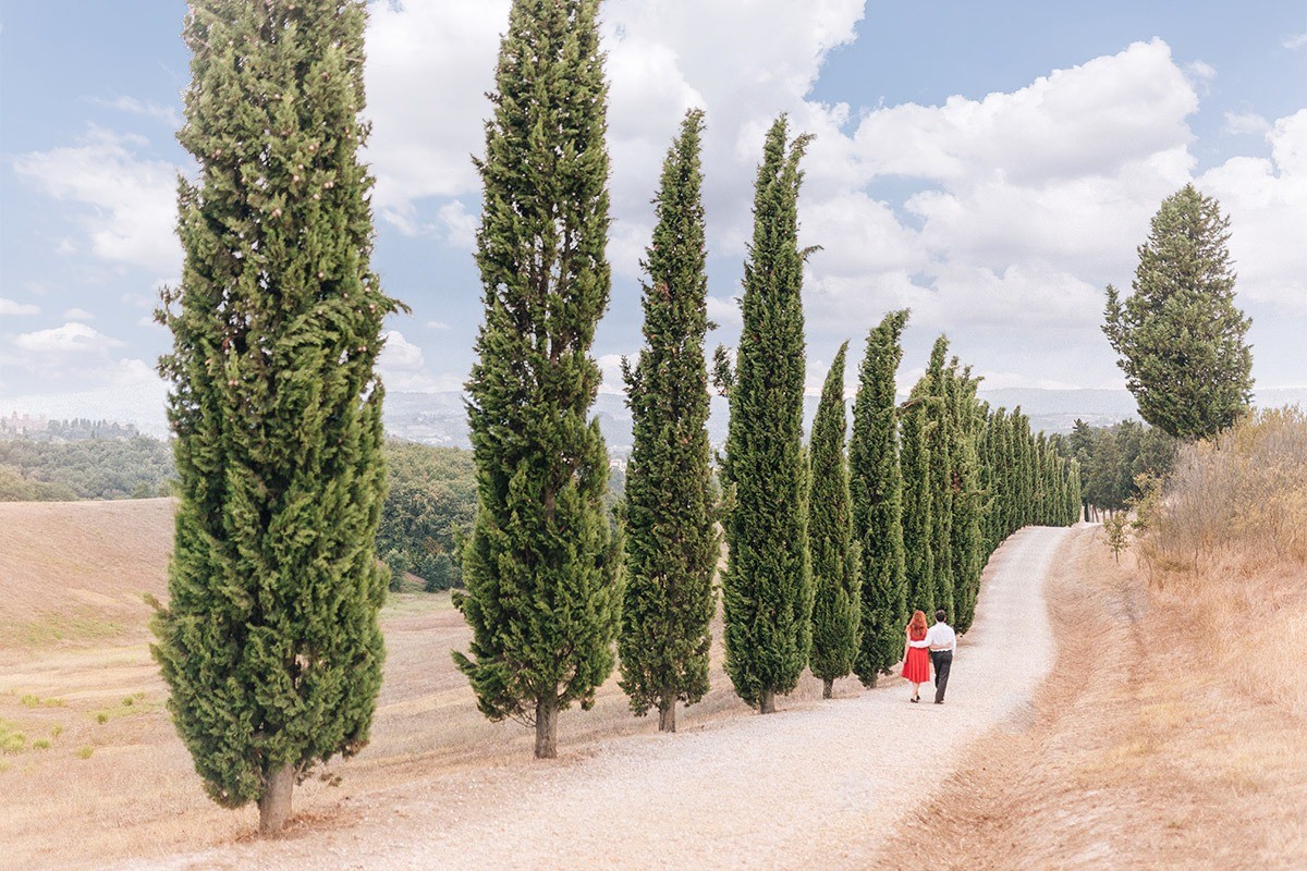 Romantic engagement photos in Tuscany