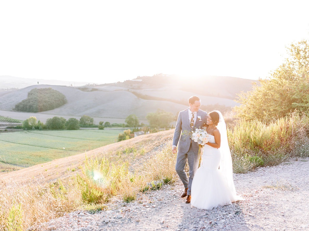 Romantic moments with bride and groom in the countryside of Florence