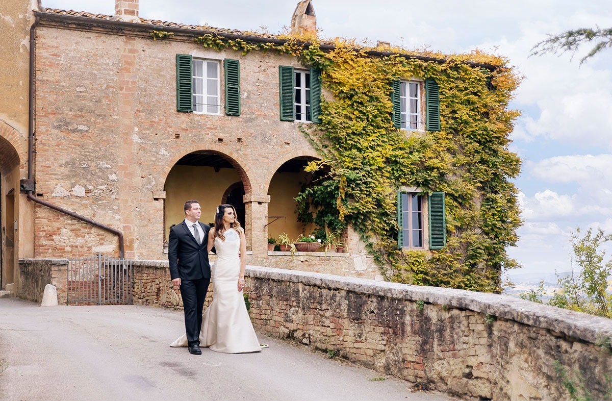 Bride and groom in Borgo Lucignanello Bandini near Siena